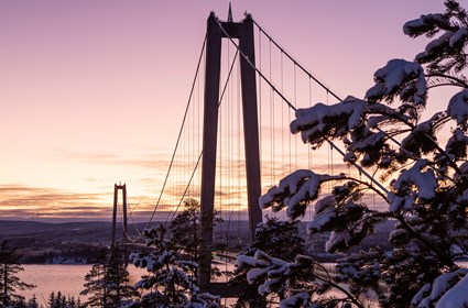 The reason why a suspension bridge was chosen is that the water depth in the Ångerman River is about 90 meters.