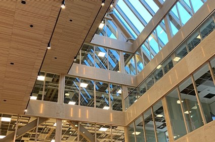Beams, wooden beams and other materials could be delivered, unloaded and mounted under the giant tent, which meant that the wood was never exposed to moisture. The weather protection also offered a good working climate for everyone at the construction site. Photo: Skanska