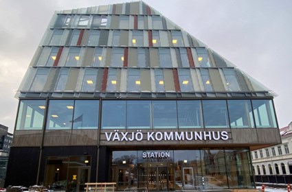 Wood is an important building material in the newly built town hall. With solar cells on the roof and daylight, it also provides a good indoor environment. The building meets the requirements for the certification Miljöbyggnad Gold. Photo: Skanska Wood is an important building material in the newly built town hall. With solar cells on the roof and daylight, it also provides a good indoor environment. The building meets the requirements for the certification Miljöbyggnad Gold. Photo: Skanska