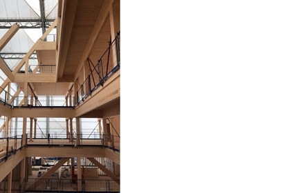 The weather protection saved time. As the workplace was under a roof, it was possible to work in parallel processes, with installation of interior walls and exterior walls, as well as installation work at the same time. Photo: Växjö Municipality
