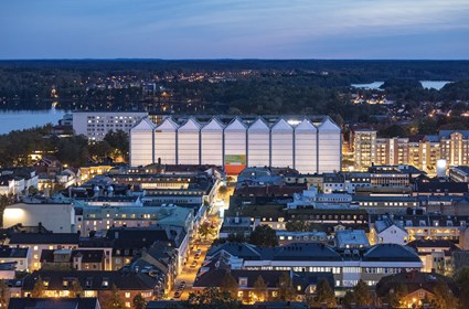 Wood is sensitive to moisture and rot. During the construction of Växjö station and town hall, weather protection was used in the form of a giant tent that kept the workplace dry. Photo: Växjö Municipality
